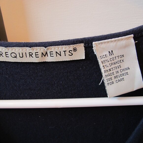 Requirements Sleeveless square neck scoop with decorative neck and pleats. - Picture 2 of 3